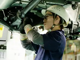 車両下部での作業