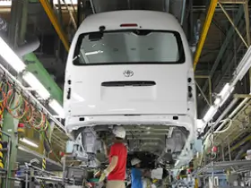自動車製造ラインでの組立業務