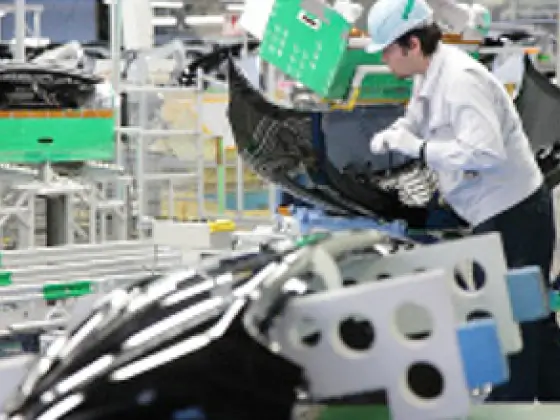 自動車製造ラインでの作業