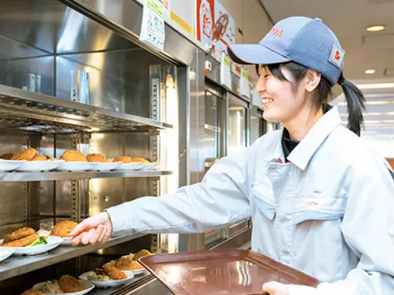 食堂での先輩社員