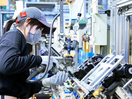 製造ラインで作業する先輩社員